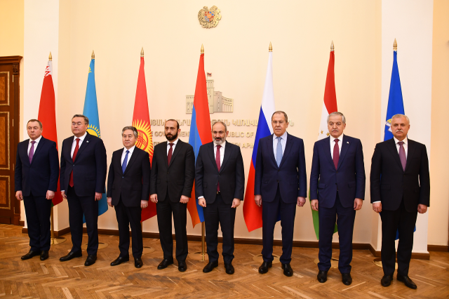 «Реагировать на новые вызовы»: какие вопросы будут обсуждаться на саммите ОДКБ в Минске