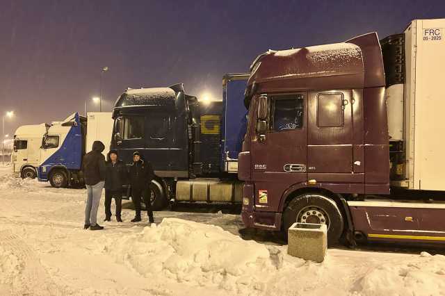 «Несут колоссальные убытки»: как развивается ситуация с украинскими перевозчиками на границе Венгрии, Польши и Словакии