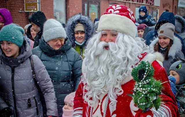 «У нас столько лет вытравливали образ Деда Мороза»: новогодние волшебники из новых регионов РФ рассказали о своей работе