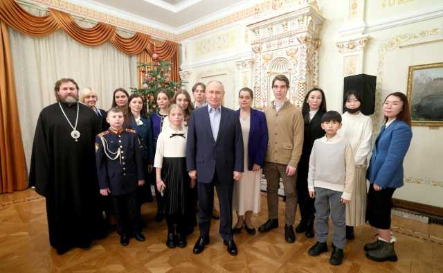 «Укреплять всю систему социальных гарантий»: Путин назвал общей задачей поддержку семей погибших героев СВО