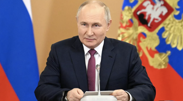 «Она адаптировалась и продолжает своё развитие»: в Кремле заявили об устойчивости экономики России к санкциям Запада