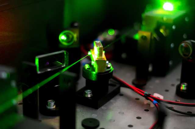 На кристаллах перовскита: российские учёные создали один из самых маленьких в мире нанолазеров