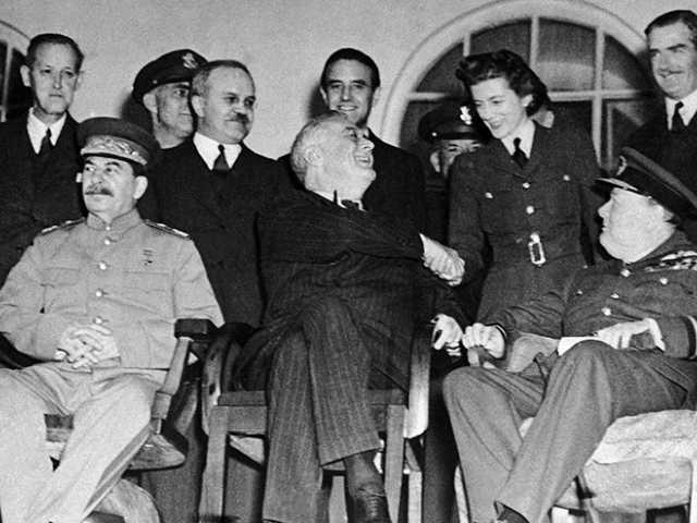 Рузвельт и Черчилль делили Германию, теперь в Берлине мечтают «поделить» Россию